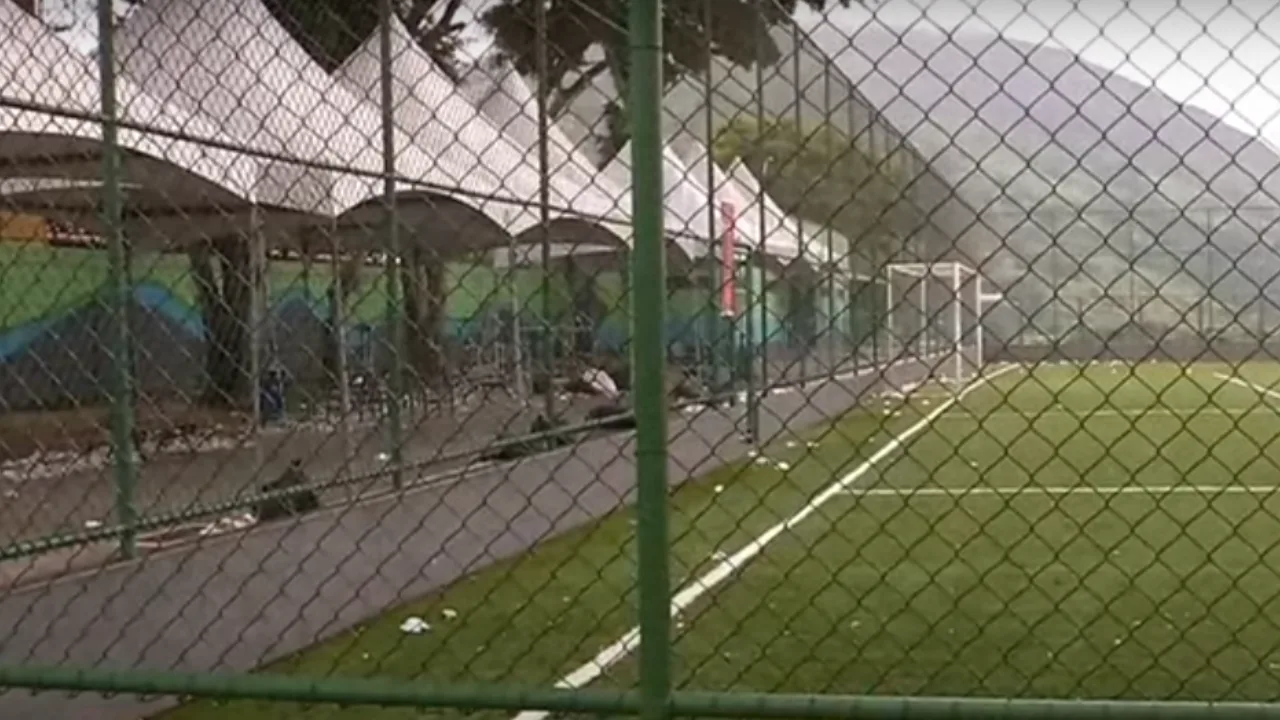 Homem é esfaqueado após festa em campo de futebol na Serra