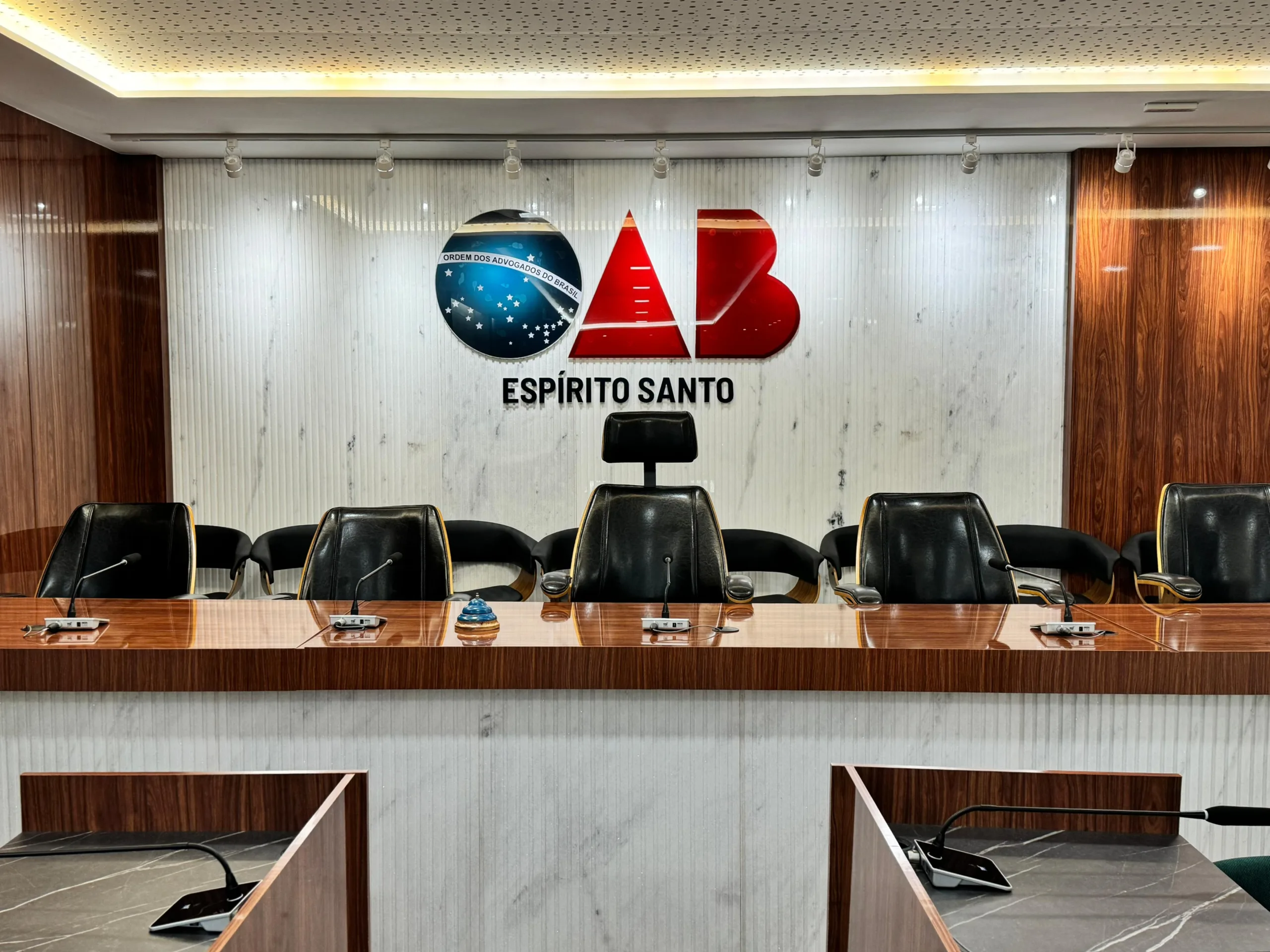 OAB-ES suspende advogada por apresentar atestado falso de gravidez