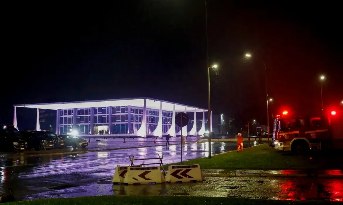 Polícia faz varredura na Praça dos Três Poderes após explosões