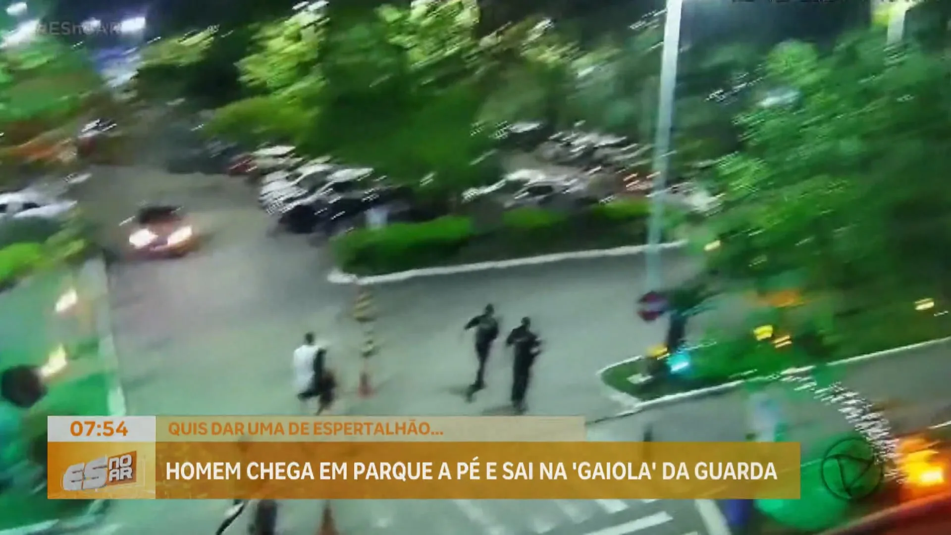 Homem chega no parque a pé e sai na gaiola" da guarda  "