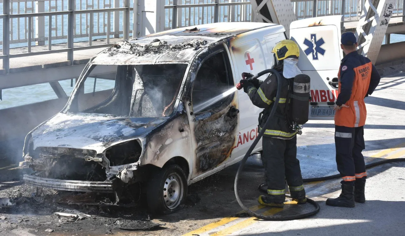 ambulância pega fogo