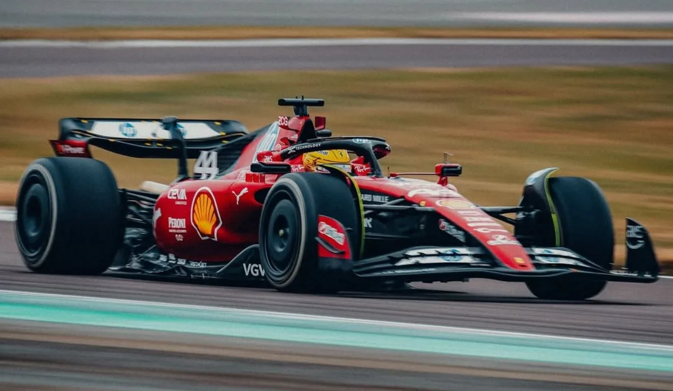 Lewis Hamilton pilota a Ferrari pela primeira vez