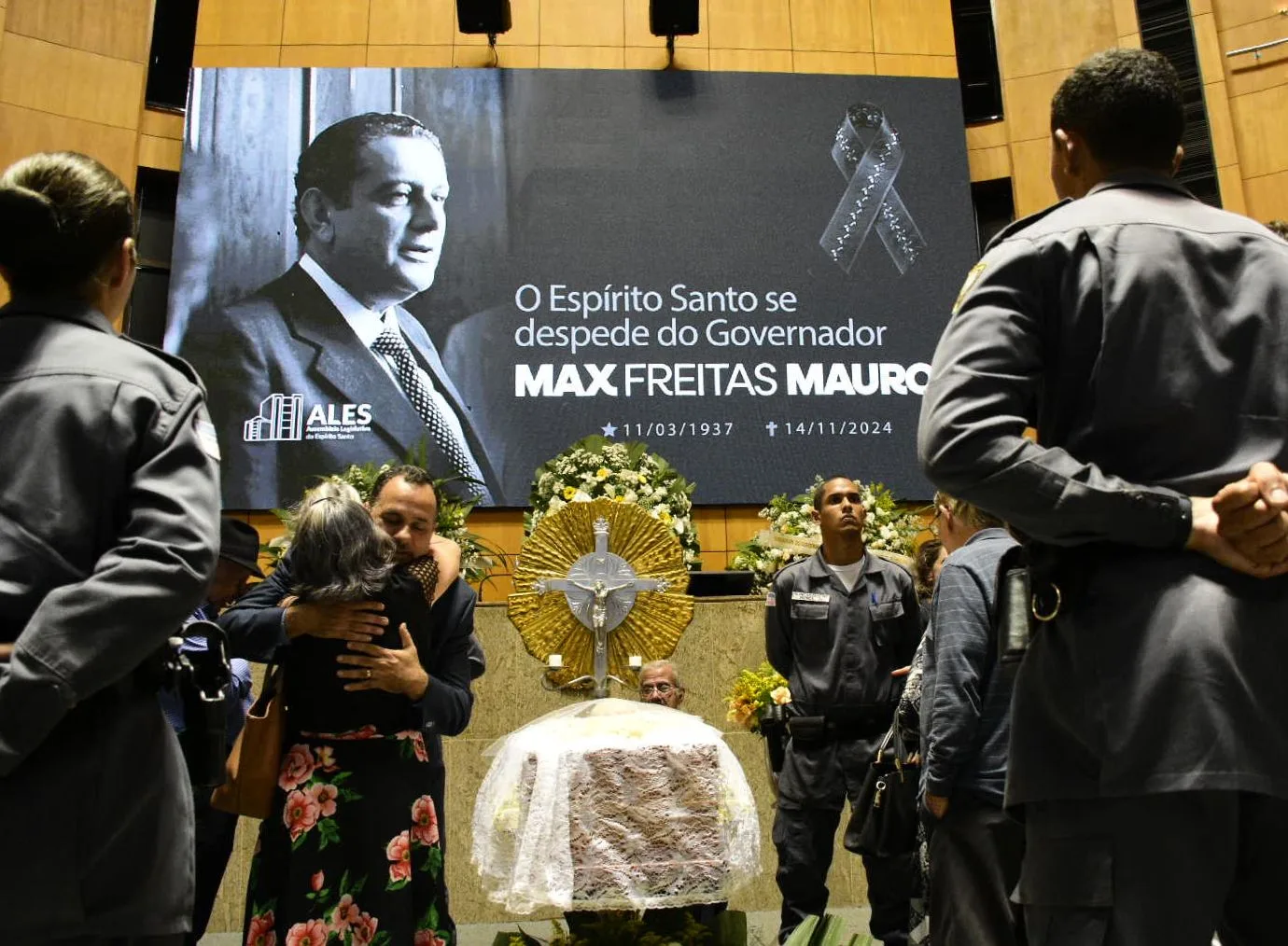 "Honradez e dignidade": políticos prestam homenagens no velório de Max Mauro