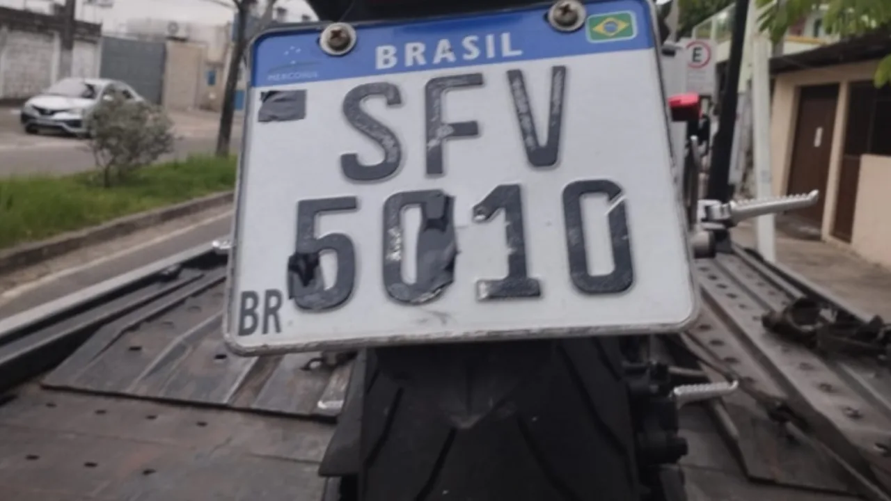 Motociclista usa fita isolante para adulterar placa e é flagrado em blitz em Vitória