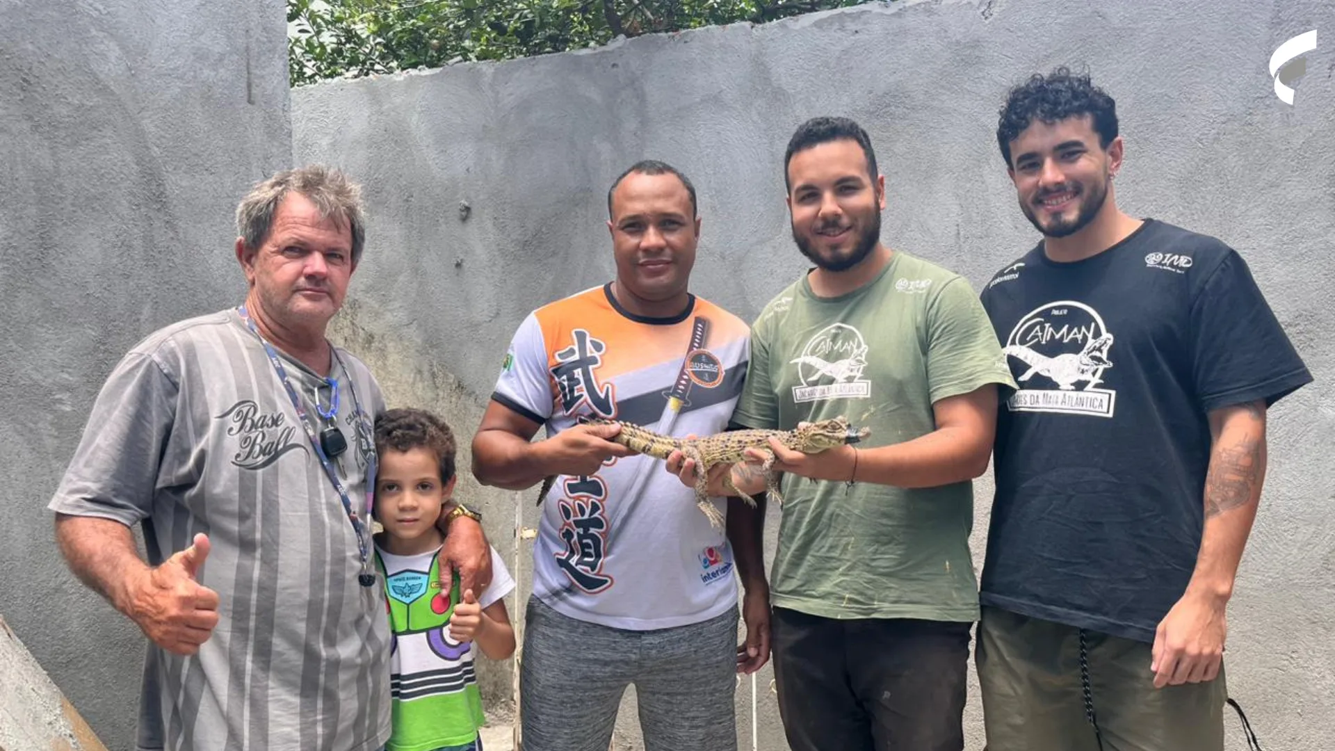 Filhote de jacaré é resgatado em casa na Serra e ganha o nome de Natalino