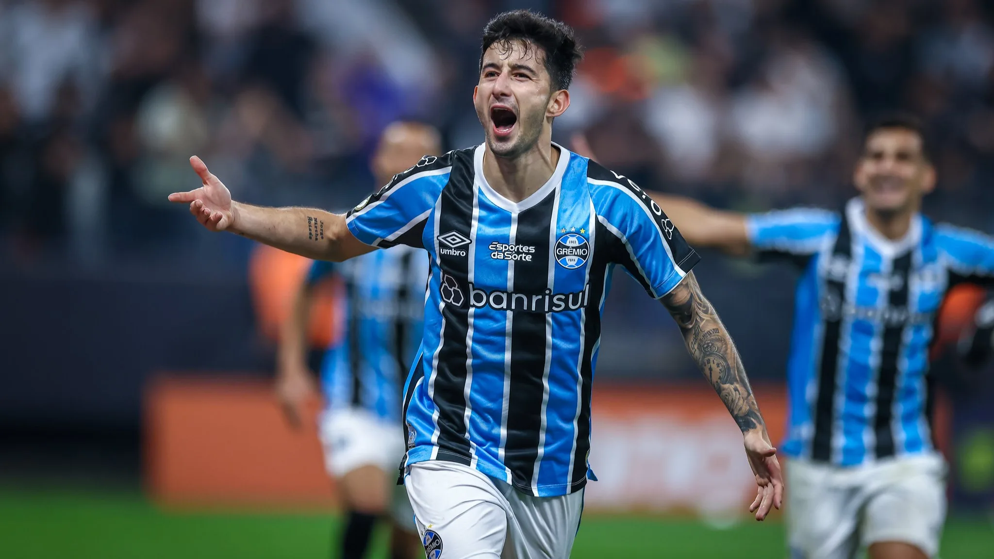 Flamengo e Palmeiras disputam jogador paraguaio do Grêmio