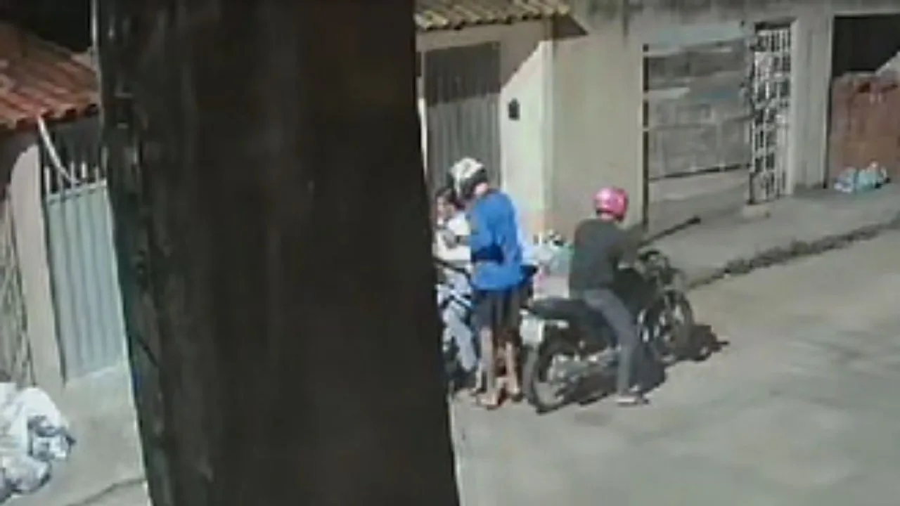 VÍDEO | Mulher tem moto roubada em frente à casa do namorado em Cariacica