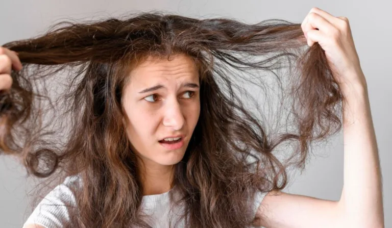 A salvação do cabelo elástico: Como se livrar da "maldição da química" (Foto: Reprodução/Freepik)