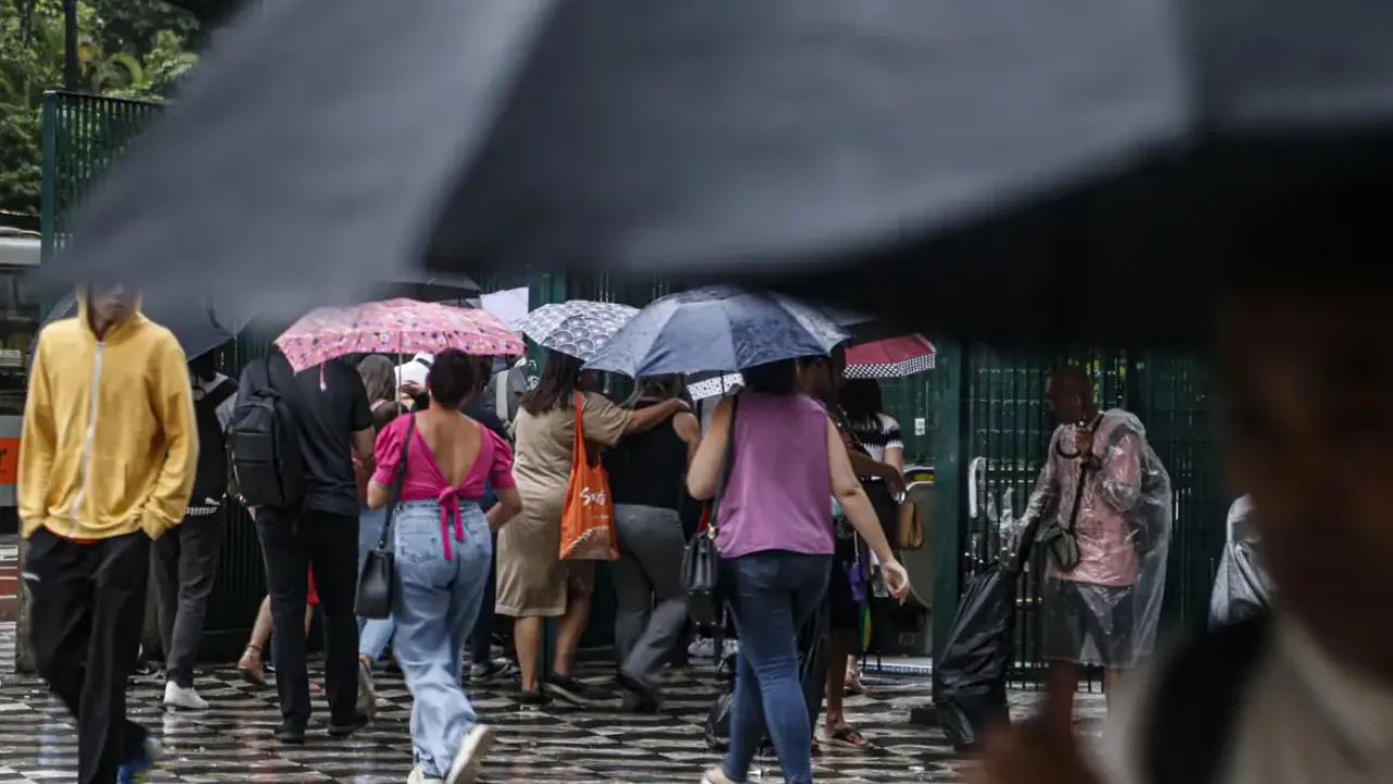 Inmet emite novos alertas de chuvas intensas na véspera de Natal no ES