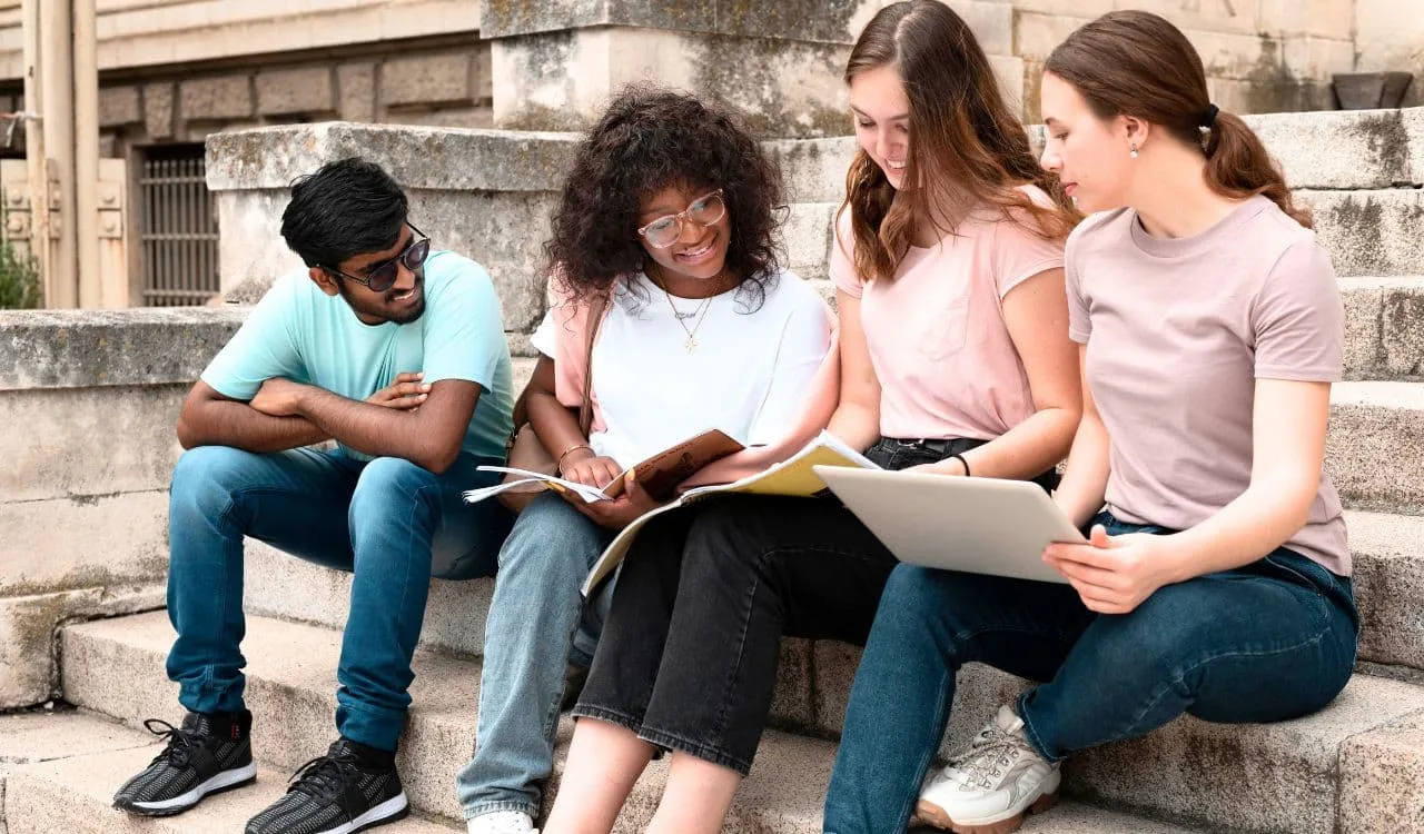 Estudantes trabalham em projeto social. Foto: Freepik