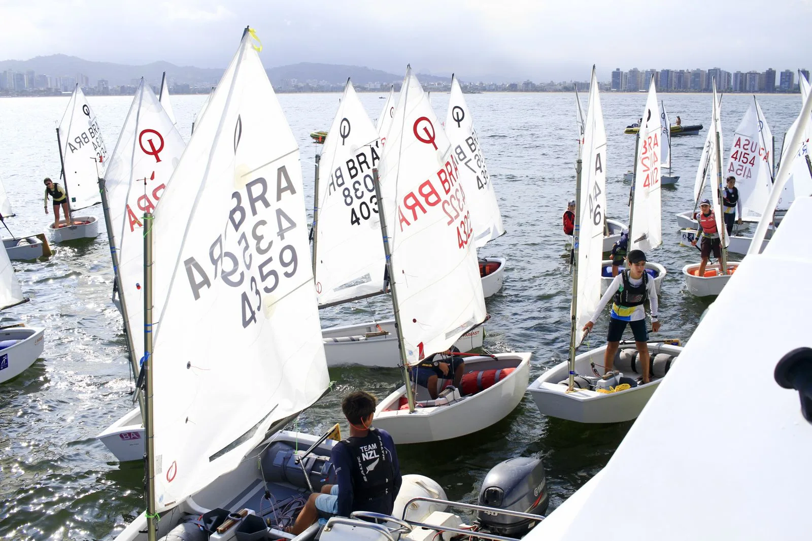 Iate Clube é palco do principal campeonato nacional de Optimist e reúne velejadores de todo o país e do exterior