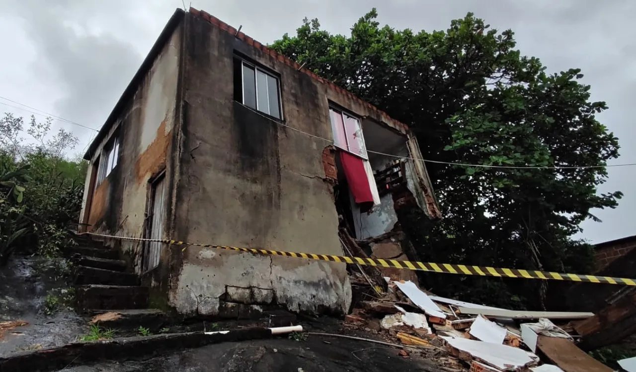 Casa é interditada após parte desabar durante chuva em Vitória