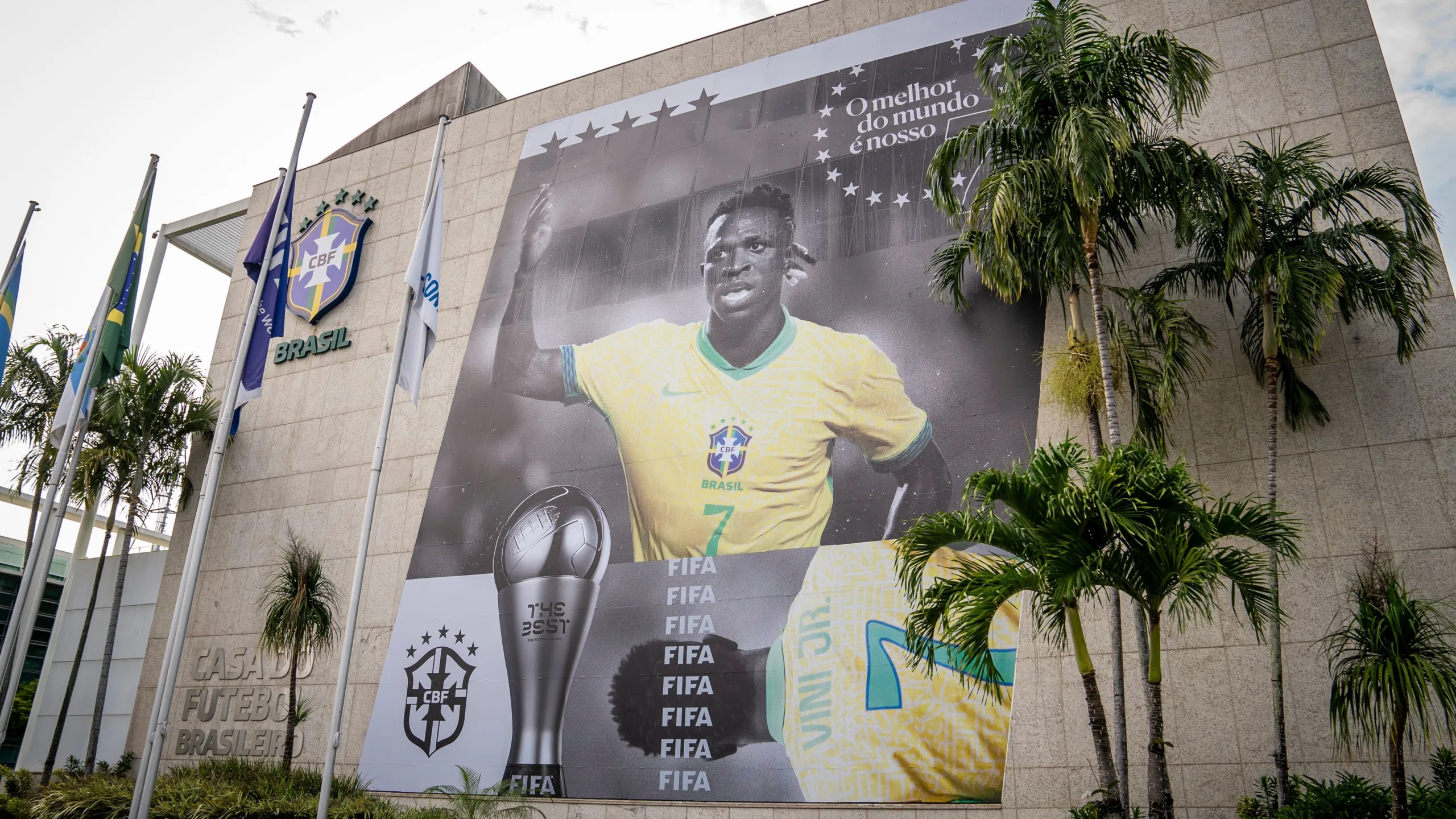 Vini Jr. ganha homenagem na fachada da sede da CBF