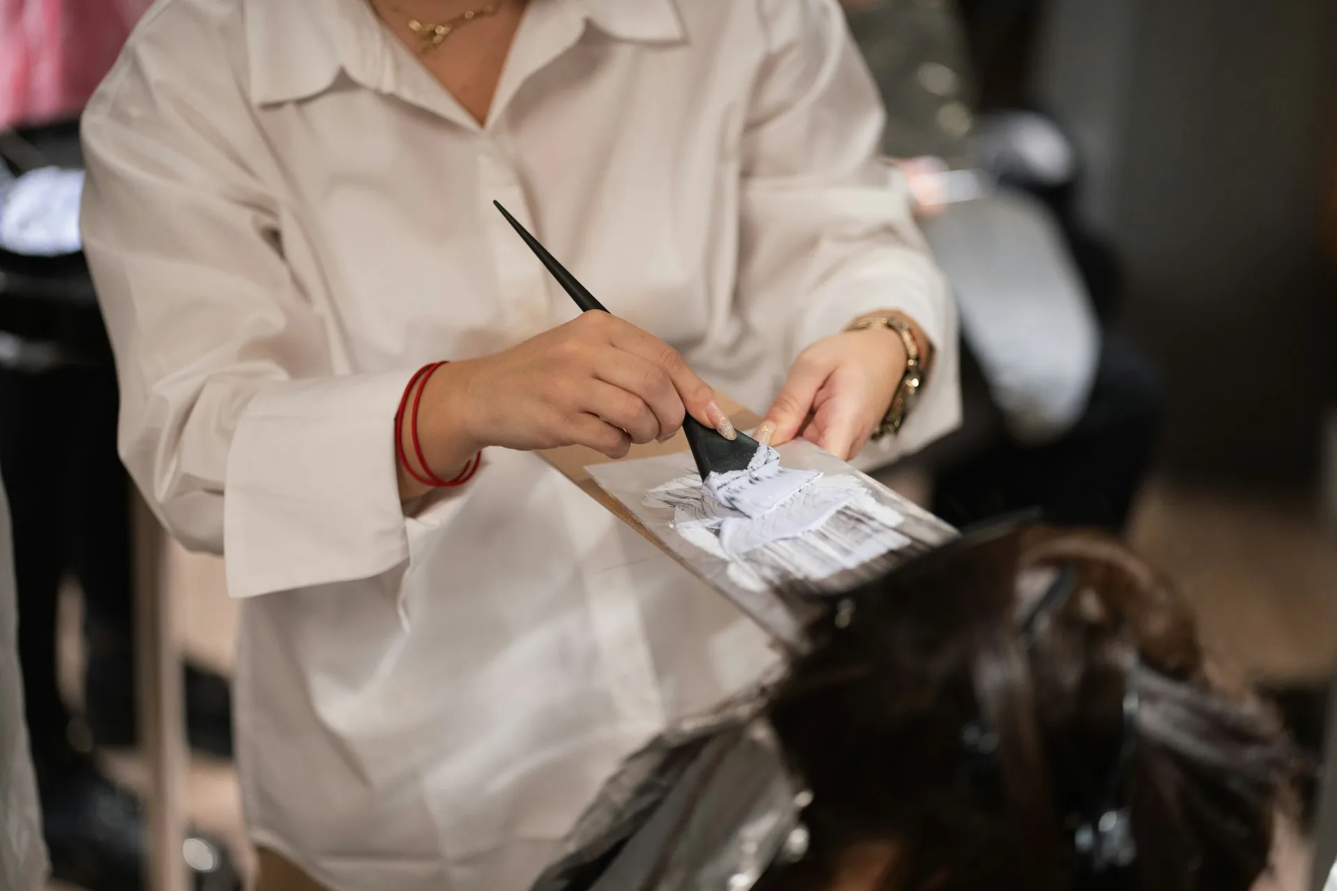 4 misturas caseiras cobrem até a raiz do cabelo branco e deixam idosas 60+ livres da tinta com química