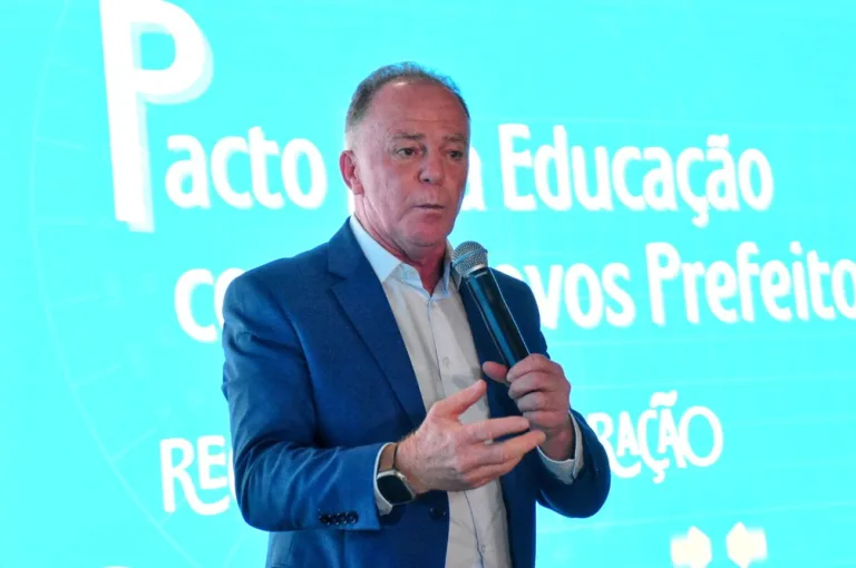 Governador Renato Casagrande durante o Seminário Pacto pela Educação