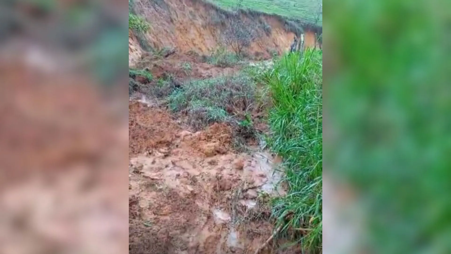 Terra desliza e interdita parcialmente estrada em Guaçuí