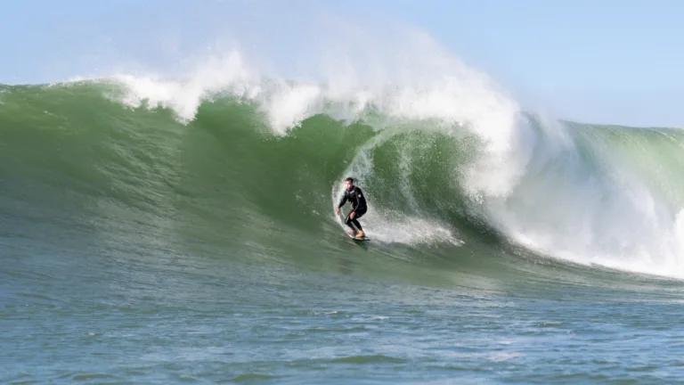 Surfista capixaba encara as ondas gigantes de Nazaré, em Portugal