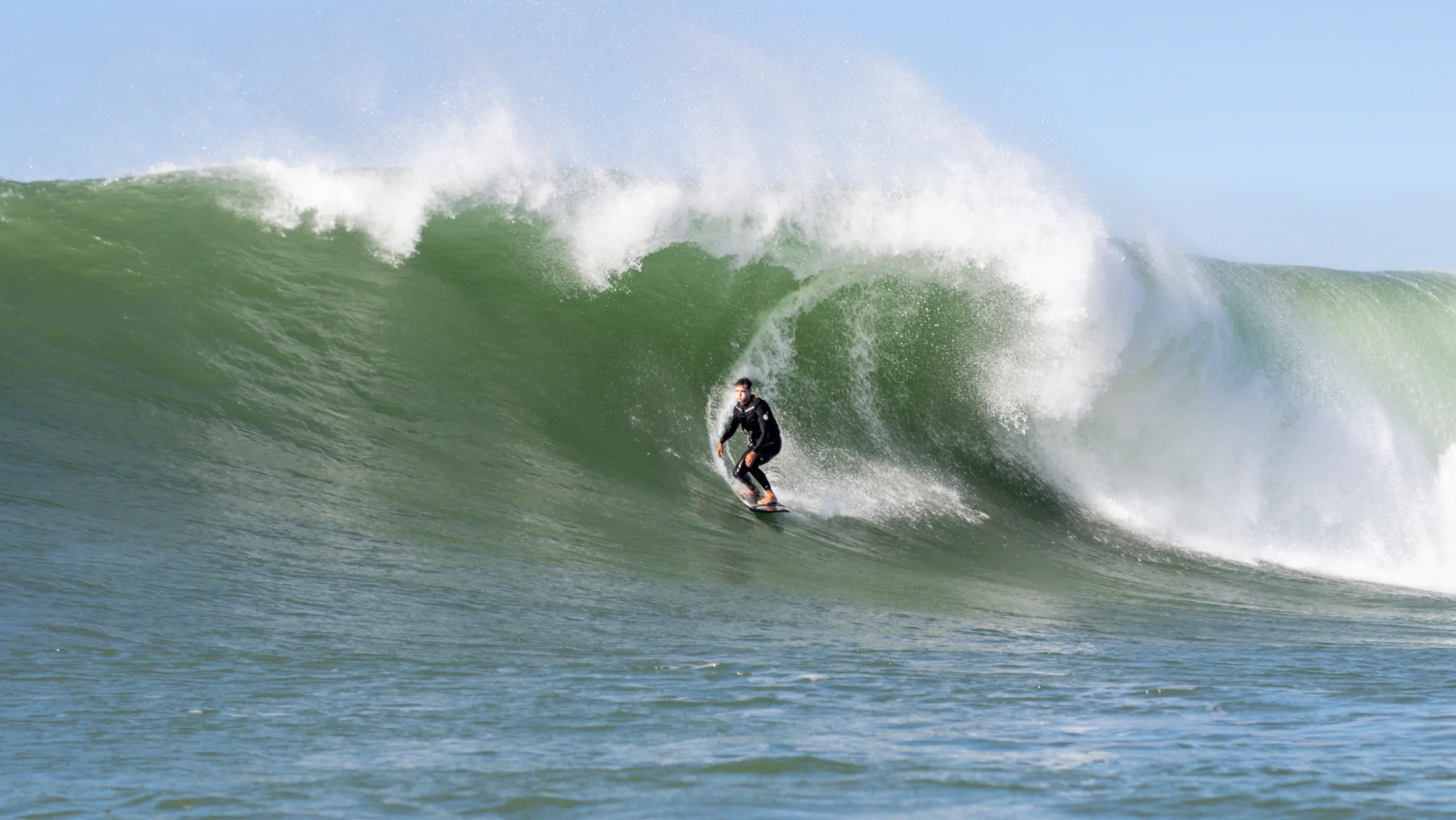 Surfista capixaba encara as ondas gigantes de Nazaré, em Portugal