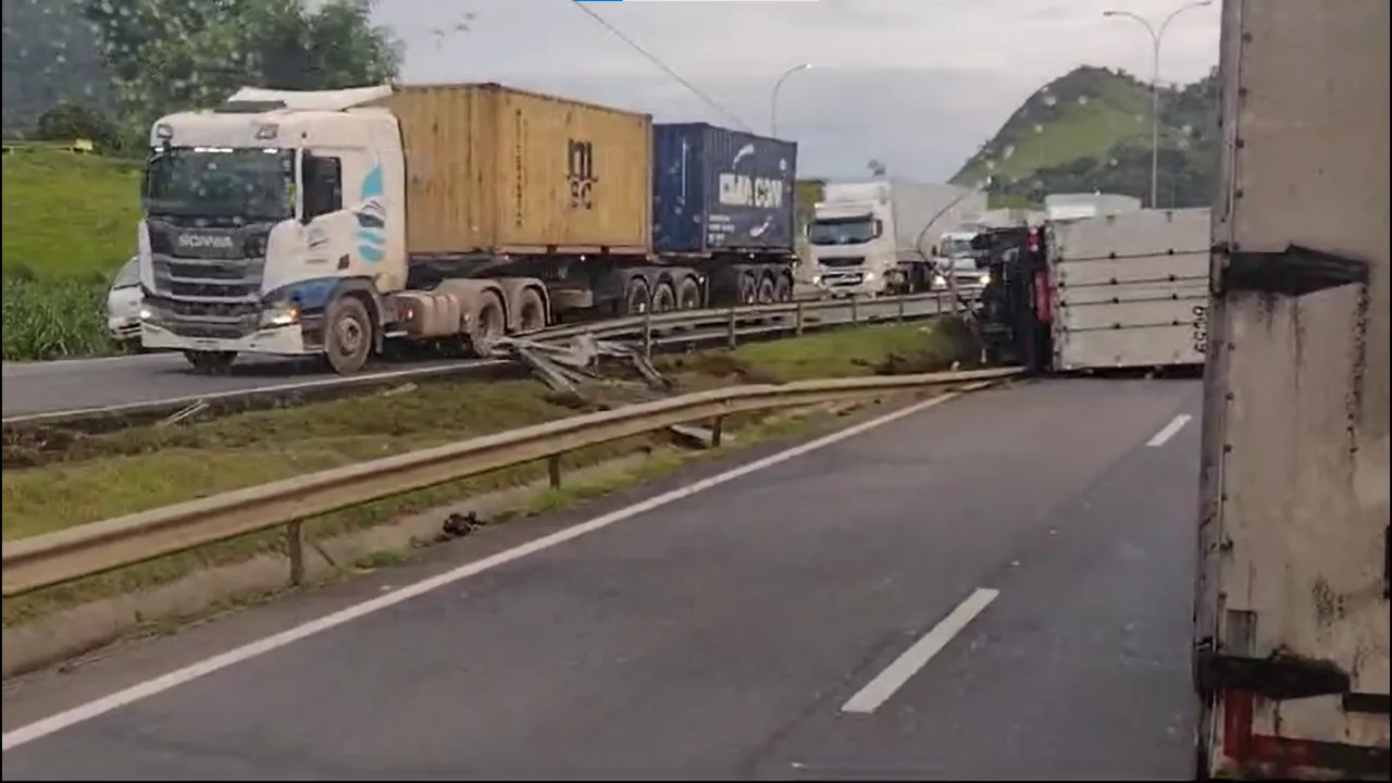 Carreta tomba na BR-101 e motorista fica preso nas ferragens