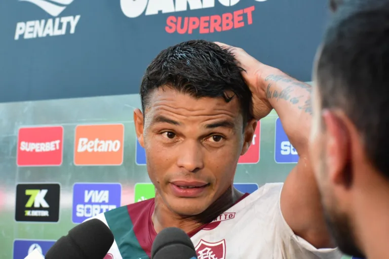 Thiago Silva coça a cabeça com a mão esquerda, enquanto dá entrevista