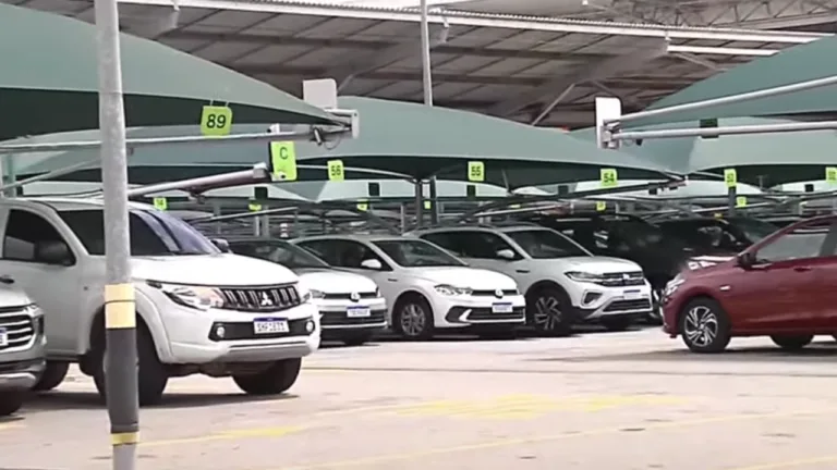 Armado com faca, homem invade concessionária e depreda carros em Vitória