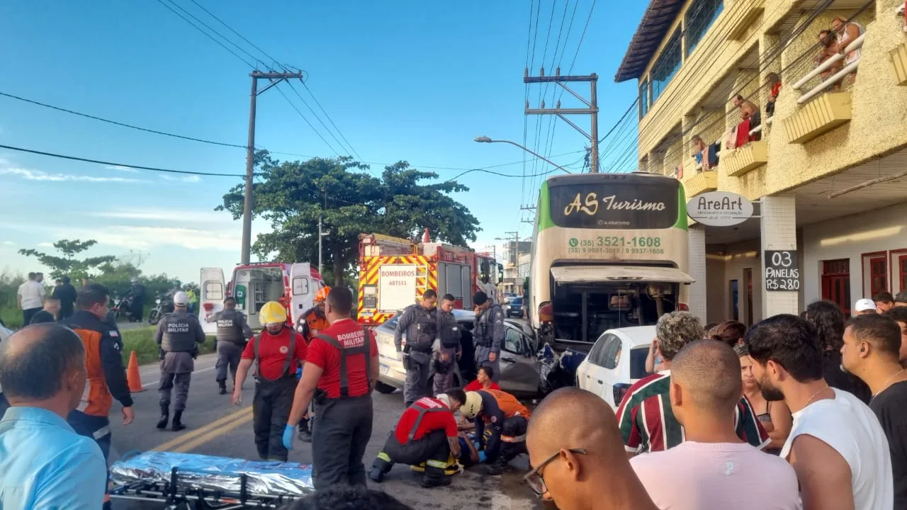 Ônibus pega fogo após acidente com carro na Rodovia do Sol, em Guarapari