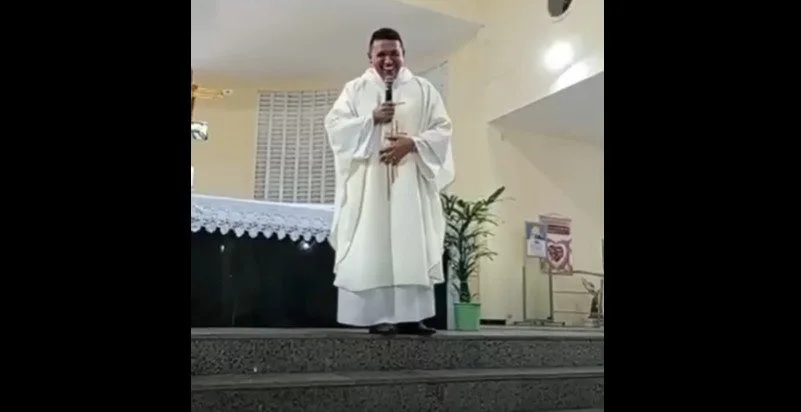 VÍDEO | Padre tem crise de riso ao anunciar prêmio inusitado