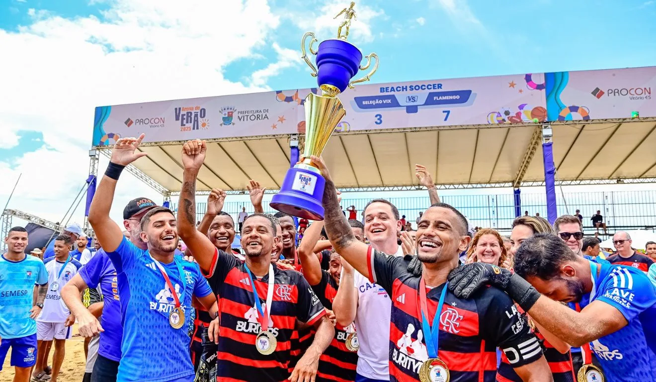 Jogadores do Flamengo erguendo uma taça