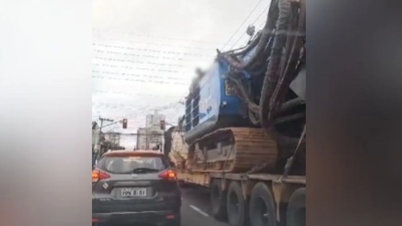 VÍDEO | Homem se arrisca e levanta fios de energia para caminhão passar em Vila Velha