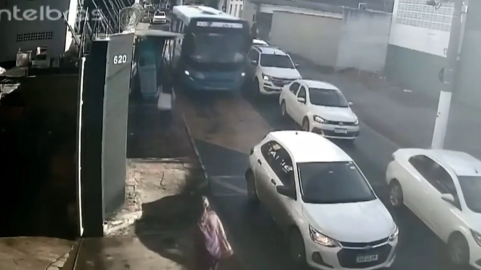 VÍDEO | Ponto de ônibus do Transcol cai e menina quase é atingida na Serra