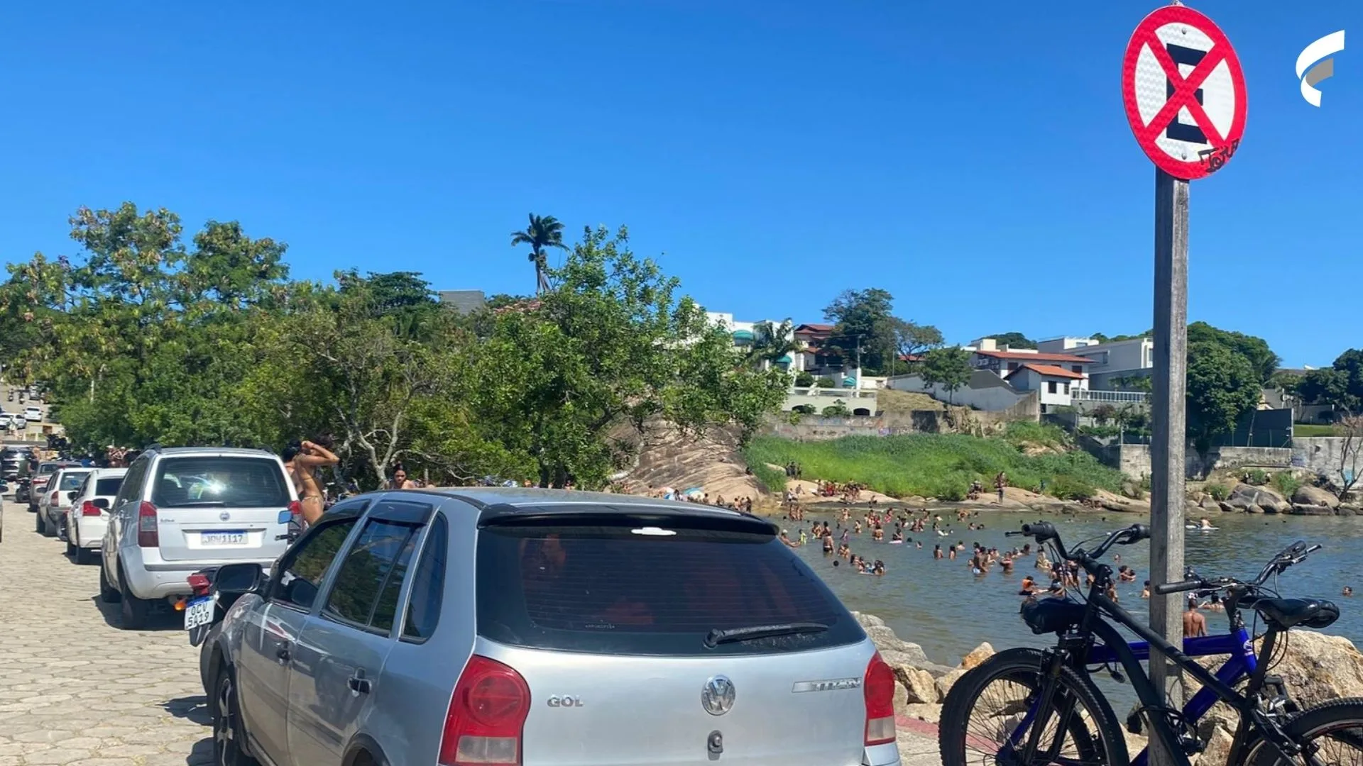 Mais de 100 motoristas são multados por estacionamento irregular nas praias de Vitória