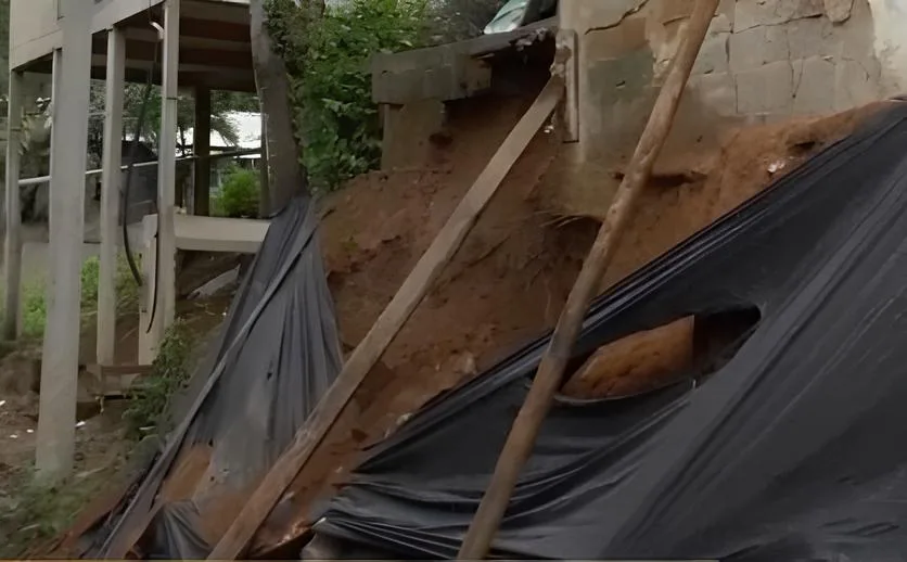 Parte de casa desaba após forte chuva em Cariacica