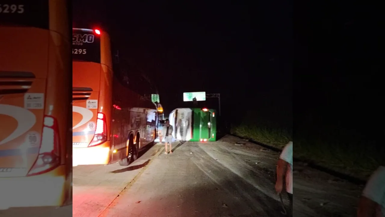 Ônibus tomba na BR-381 e fecha rodovia por sete horas em MG