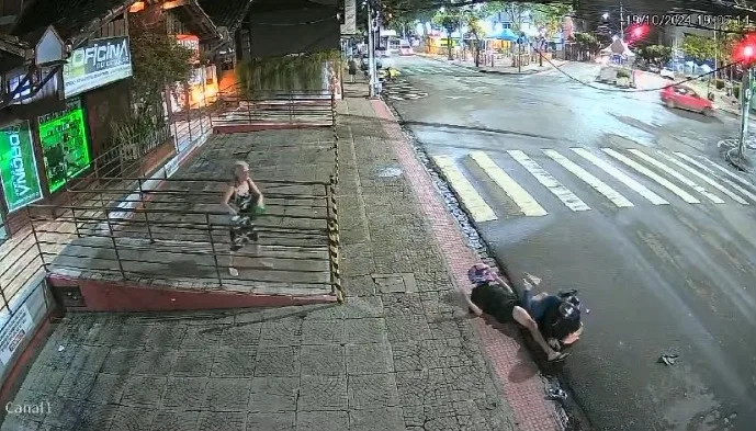 VÍDEO| Motociclista e mulher em garupa ficam feridos após batida no Centro de Alegre