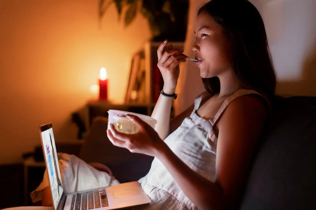 Fica acordado até tarde? Entenda os riscos para a sua saúde mental