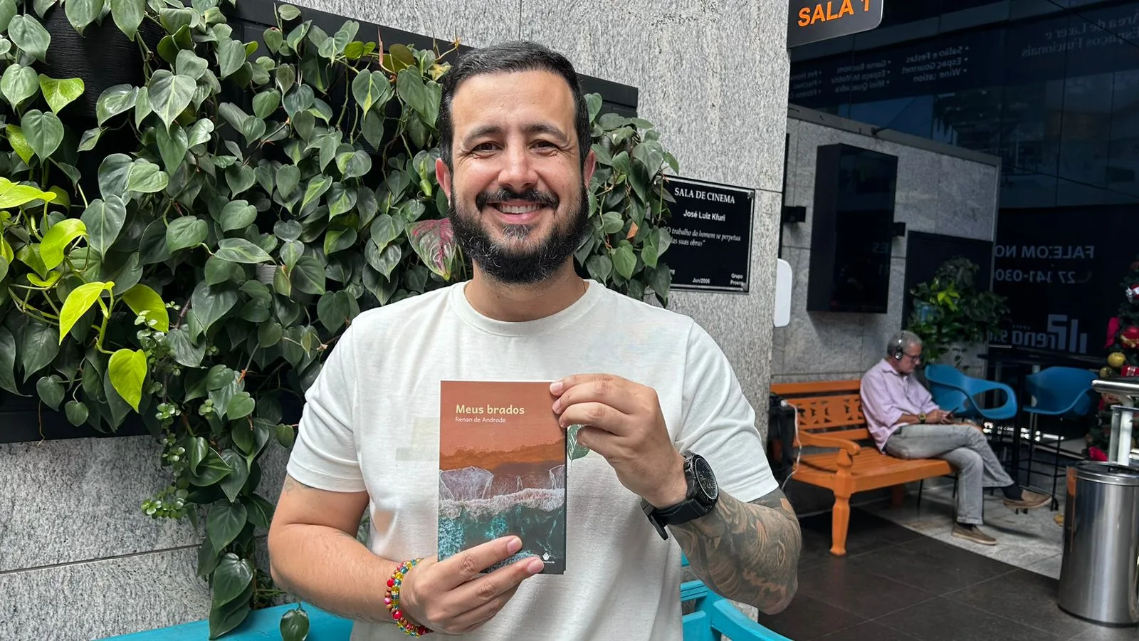 Professor lança livro de poesias que retratam experiências de vida