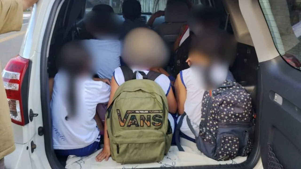 Motorista é detido por transporte escolar clandestino com 9 crianças no carro