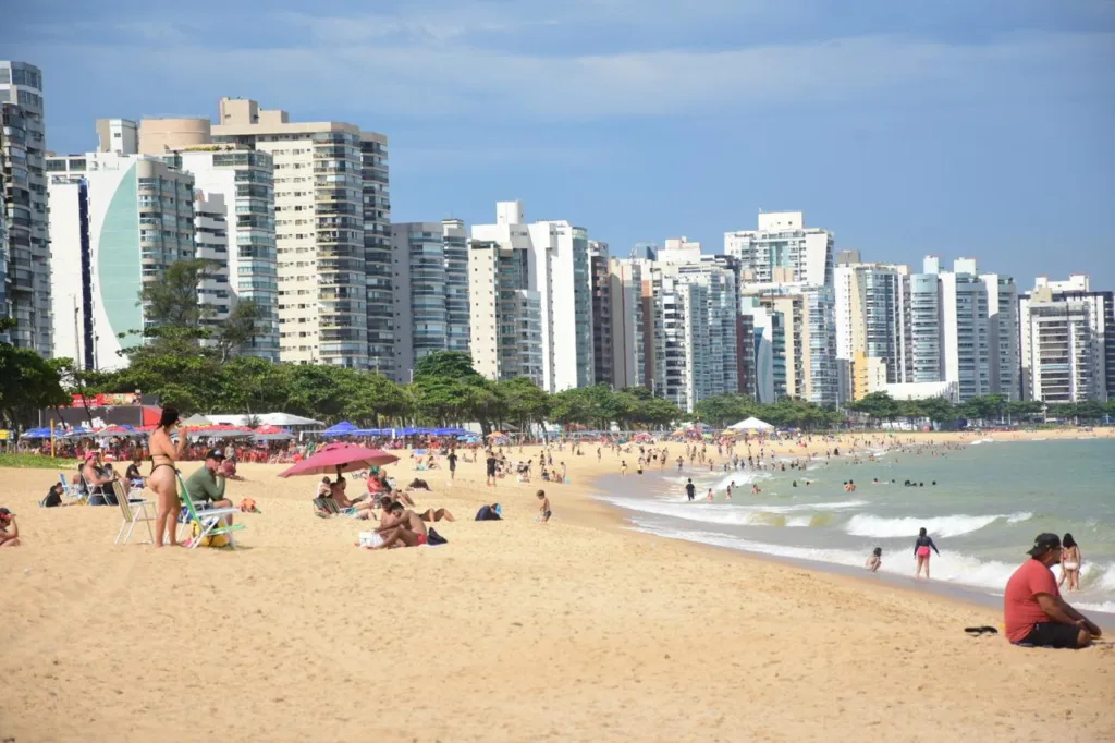 Praia de Itaparica dia de sol tempo quente sol