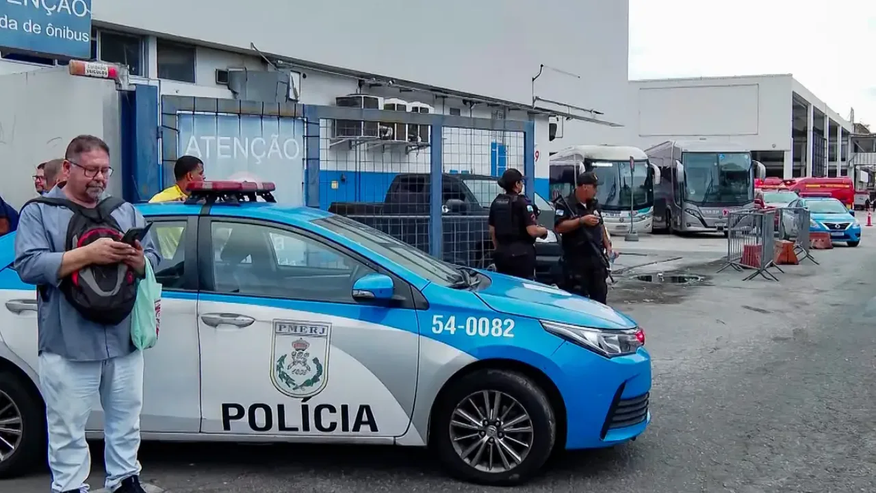 Criminosos sequestram 9 ônibus para fazer barricada em rua do Rio