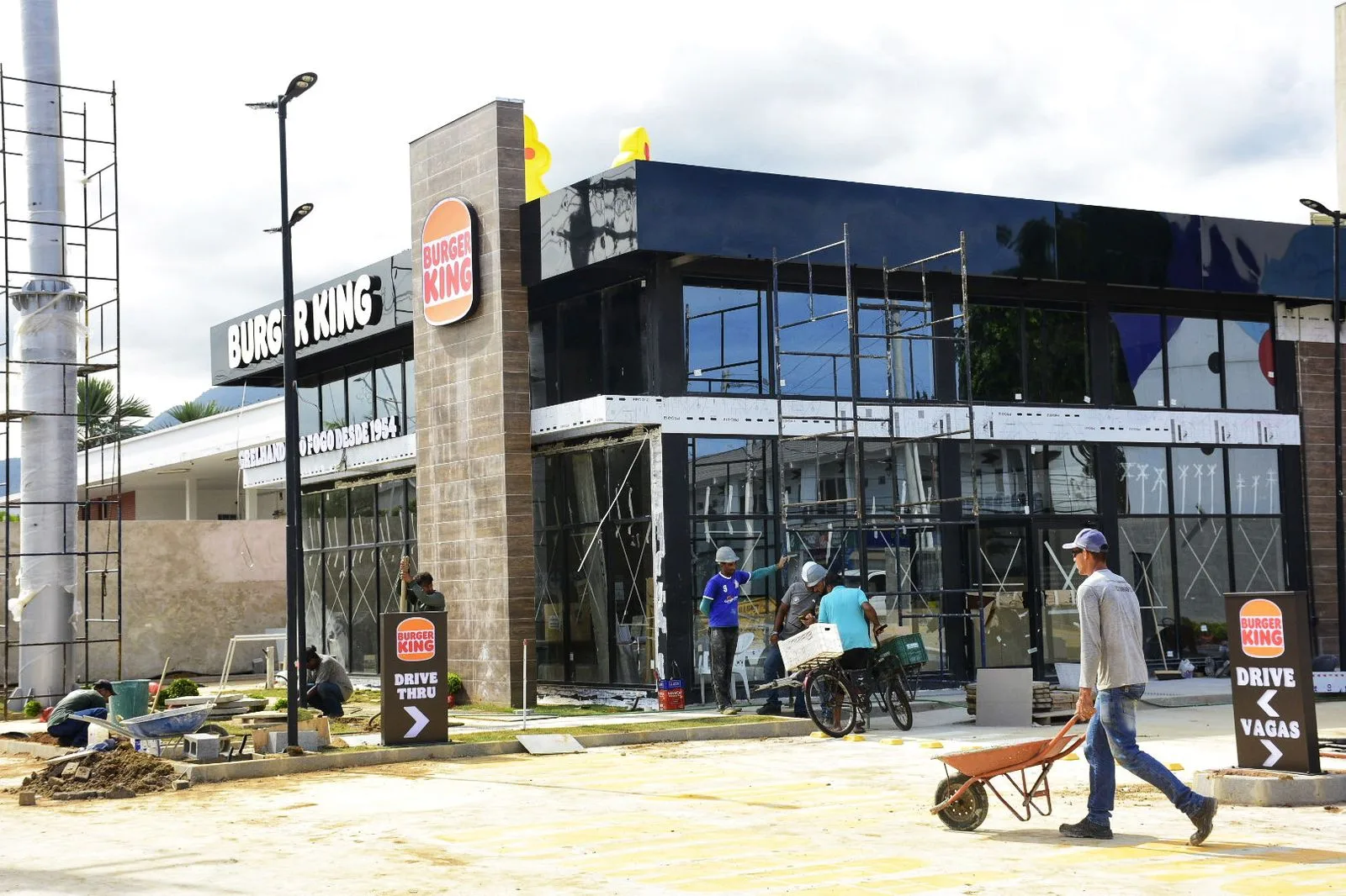 Rede de fast-food inaugura 1º drive-thru na Serra com 40 vagas de emprego