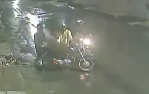 VÍDEO | Pai e filha são assaltados ao chegarem em casa de moto em Cariacica