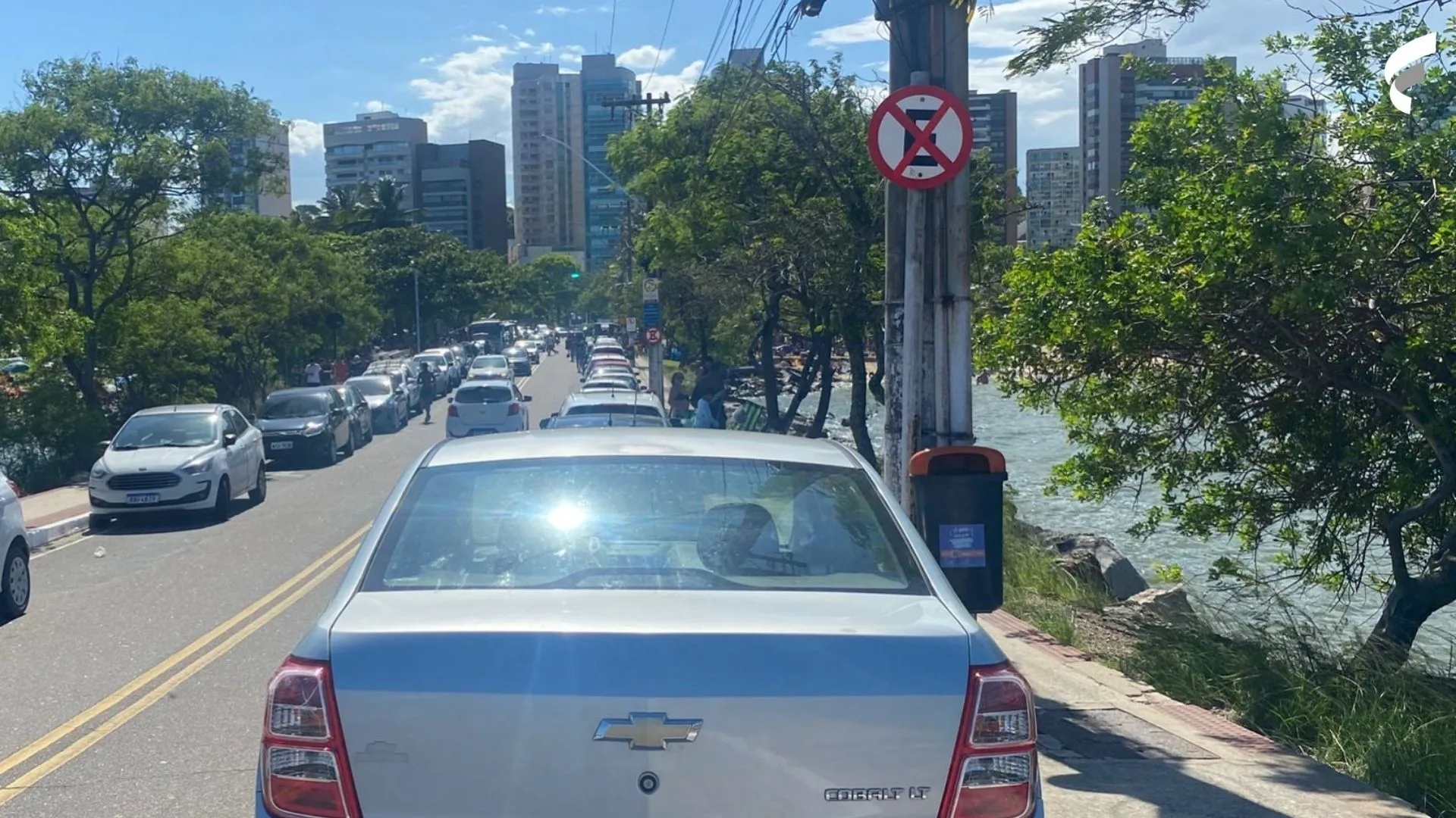 Motoristas estacionam em locais proibidos e causam transtorno na Ilha do Frade