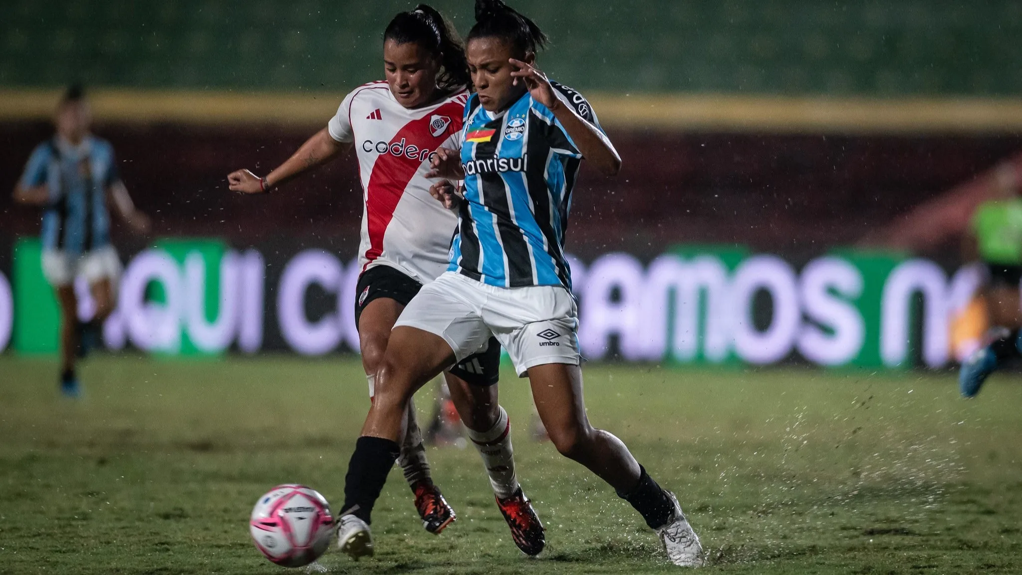 Jogadoras do River Plate são presas por racismo em jogo contra o Grêmio