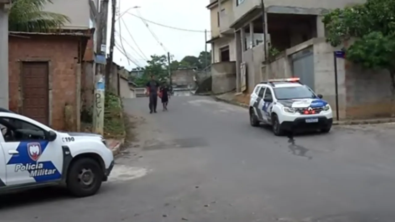 Suspeito de tráfico luta com PM, cai em barranco e morre em Cariacica