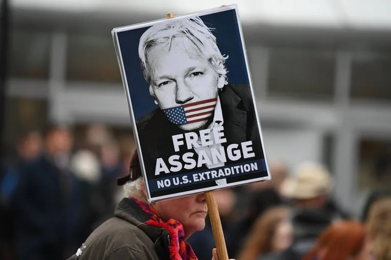 Julian Assange – em Defesa da Liberdade