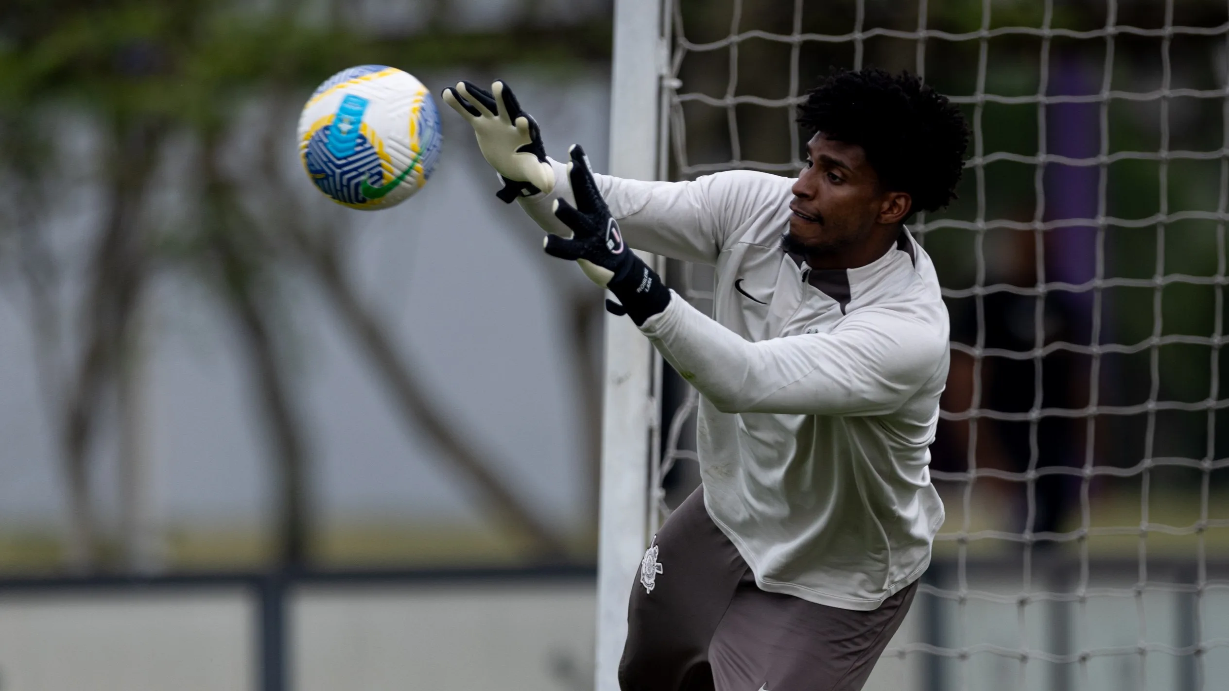 Corinthians busca acordo com Flamengo pelo goleiro Hugo Souza