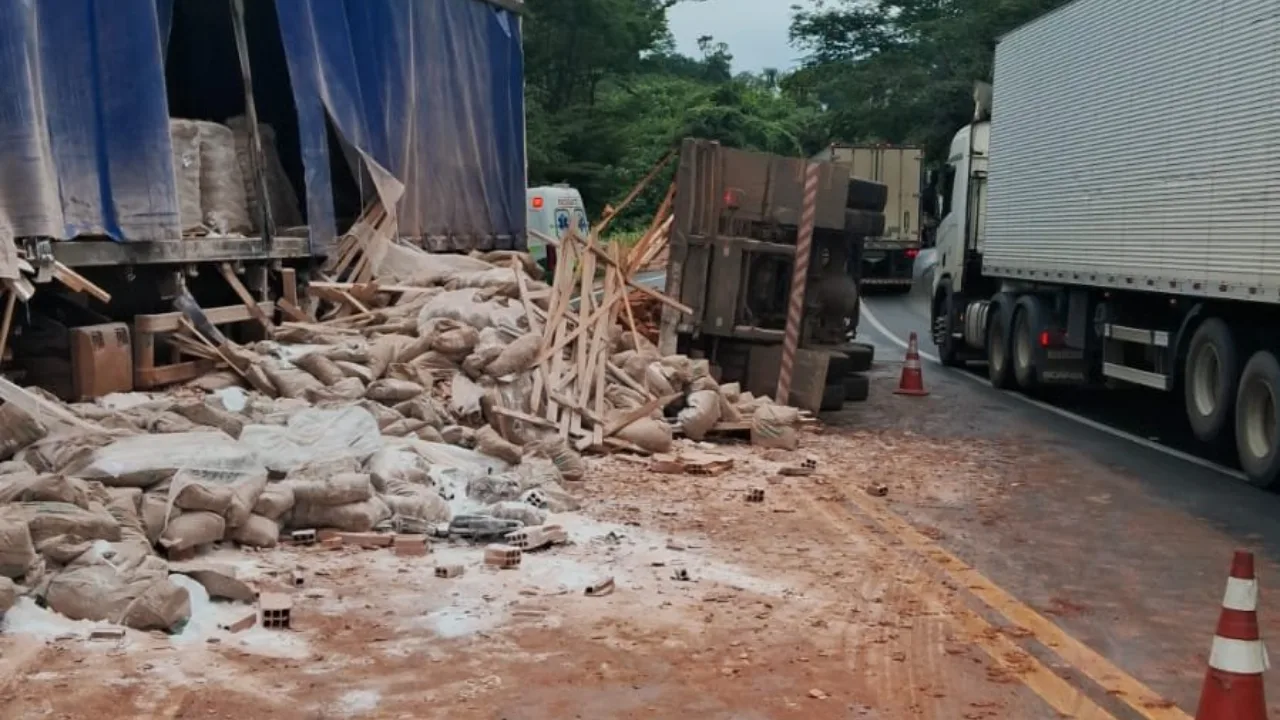 Acidente com carreta interdita trecho da BR-101 no Sul do ES