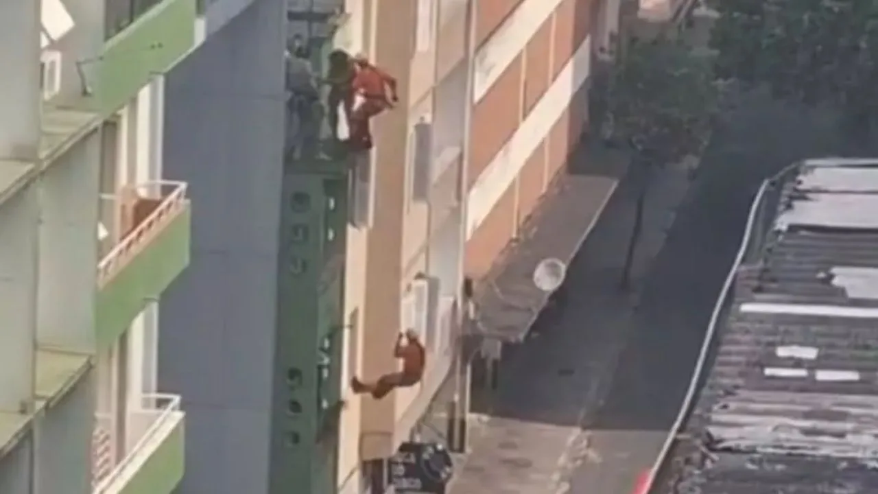 VÍDEO | Bombeiro cai de prédio durante resgate feito de rapel