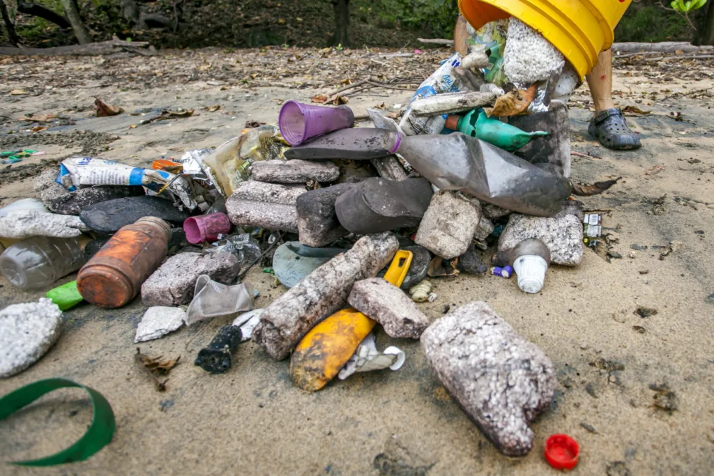  Lixo plástico e outros resíduos encontrados nas praias de Vitória, incluindo sacolas, garrafas e tampinhas