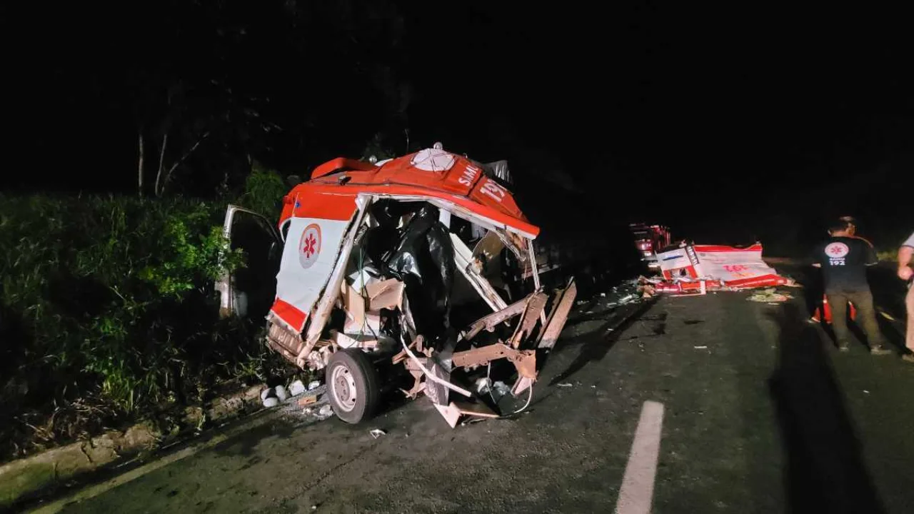 Médico, enfermeira, paciente e motorista de ambulância morrem em acidente